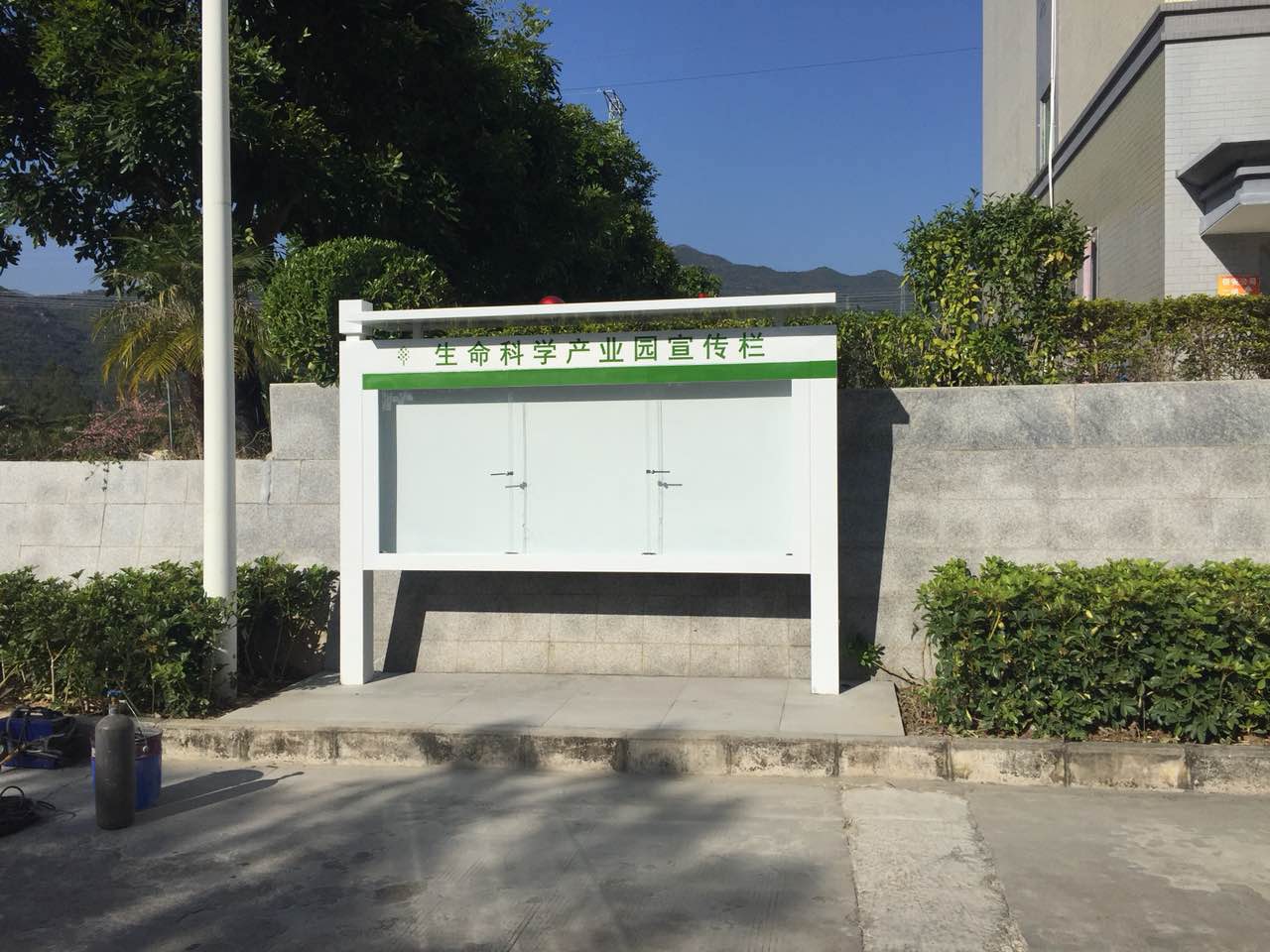 现代不锈钢宣传栏